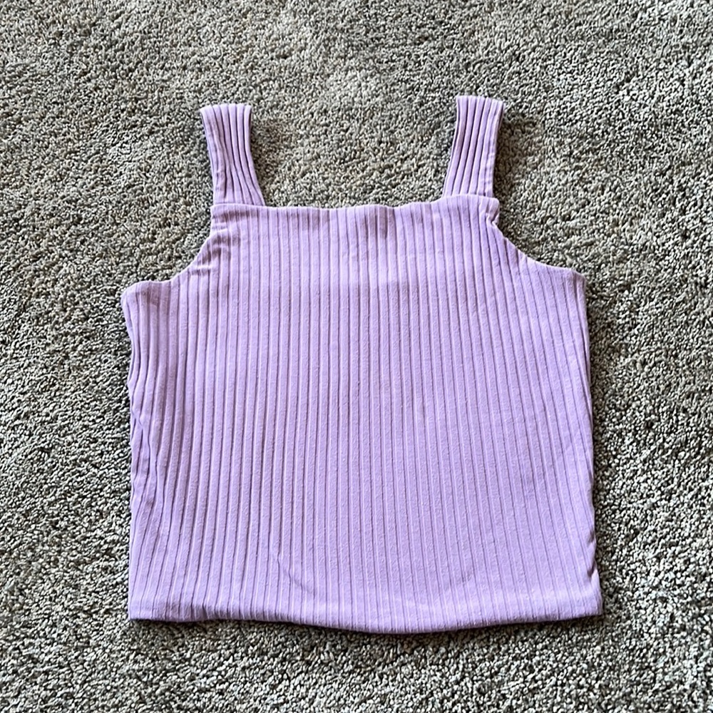 I’m selling a purple top.The brand is So. it is a Large in kids.